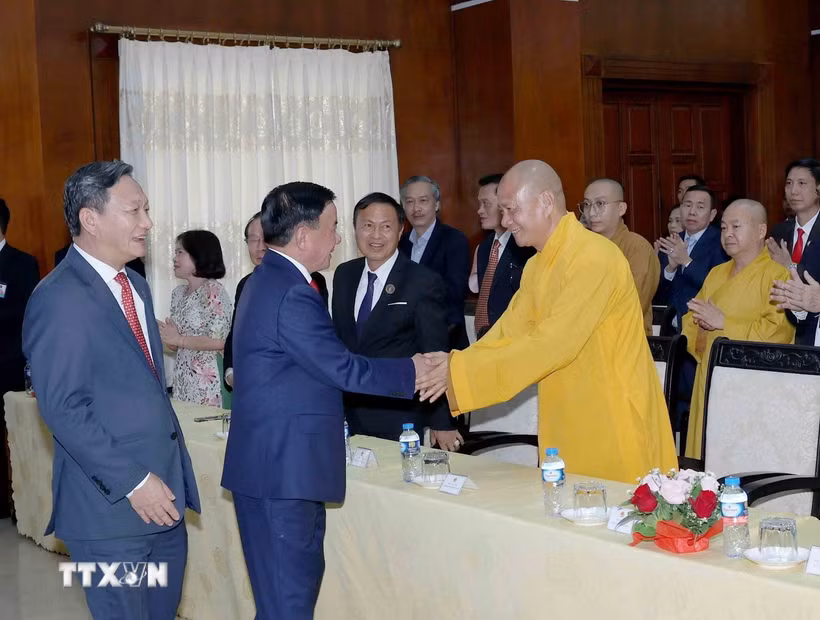 Thường trực Ban Bí thư gặp gỡ cán bộ Đại sứ quán và cộng đồng người Việt tại Lào